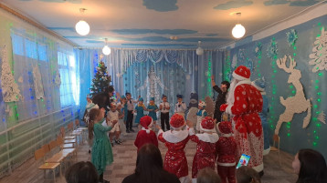 Новый год - долгожданный праздник для всех людей, и взрослых, и детей. Новый год - долгожданный праздник для всех людей, и взрослых, и детей.