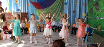 К нам весна пришла с музыкой, цветами, танцами, улыбкой. К нам весна пришла с музыкой, цветами, танцами, улыбкой.