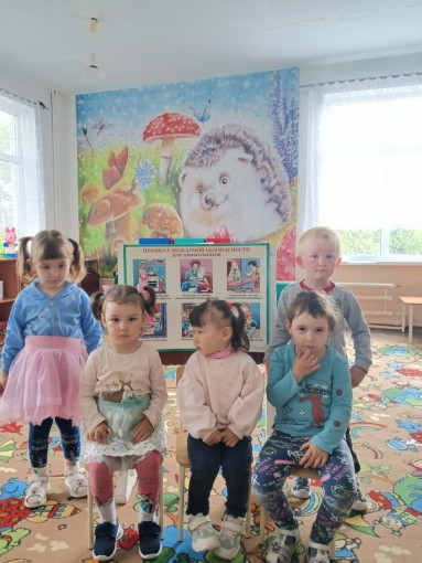 Сегодня ребята младшей группы беседовали о том, почему огонь считается и другом и врагом. Сегодня ребята младшей группы беседовали о том, почему огонь считается и другом и врагом.
