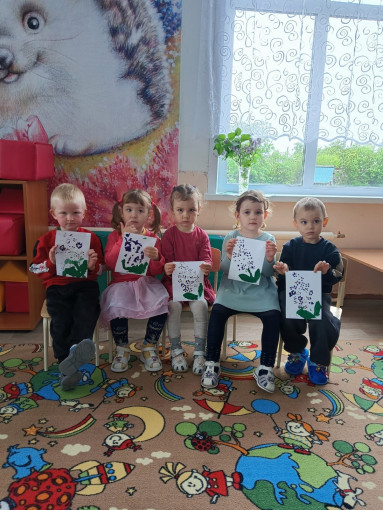 Сегодня ребята младшей группы познакомились с сиренью. Сегодня ребята младшей группы познакомились с сиренью.