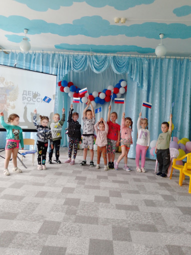 Мы всех сегодня с днём России поздравляем! Мы всех сегодня с днём России поздравляем!.