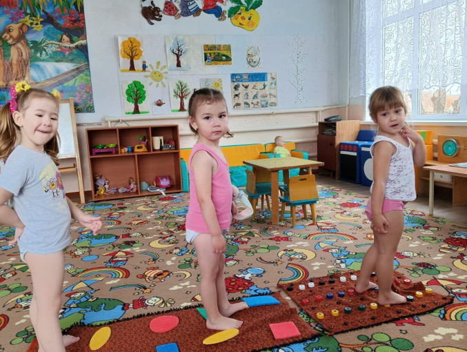 В младшей группе нашего детского сада мы используем различные методы профилактики развития плоскостопия В младшей группе нашего детского сада мы используем различные методы профилактики развития плоскостопия.