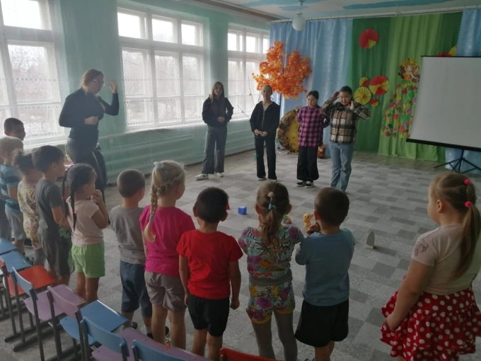 Сегодня у нас были опять гости- школьники. Ребята провели игру - трек "Всезнайка" Сегодня у нас были опять гости- школьники. Ребята провели игру - трек "Всезнайка".
