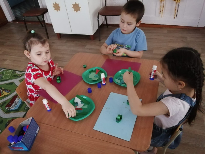 Зима ассоциируется с Новогодними праздниками и подарками Зима ассоциируется с Новогодними праздниками и подарками.