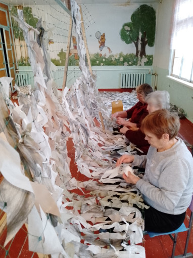 Сегодня отправлена партия маскировочных сетей, изготовленные нашими односельчанами. Сегодня отправлена партия маскировочных сетей, изготовленные нашими односельчанами.