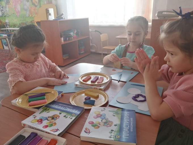 Лепка в старшей группе "Шапка" Лепка в старшей группе "Шапка".