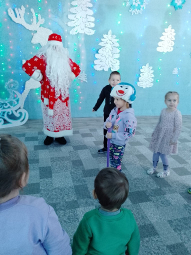 До свидания ёлочка! До встречи в новом году! До свидания ёлочка! До встречи в новом году!.