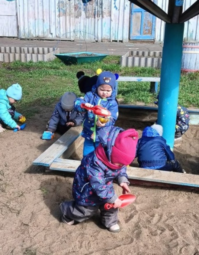 Большое значение для здоровья ребенка имеет прогулка на свежем воздухе. Большое значение для здоровья ребенка имеет прогулка на свежем воздухе.